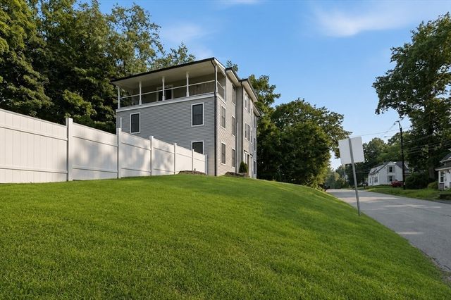 33 Milford St, Upton, MA 01568