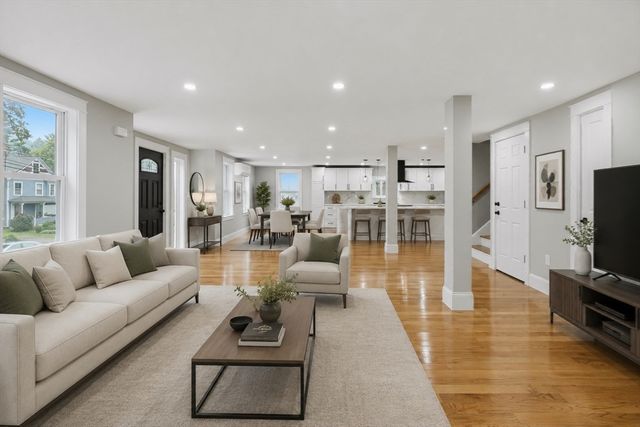 33 Milford St, Upton, MA 01568