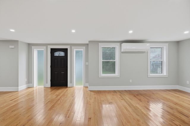 33 Milford St, Upton, MA 01568