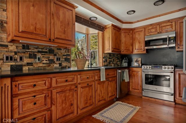 915 Trinity, Lake Arrowhead, CA 92352