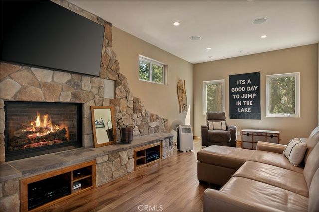 915 Trinity, Lake Arrowhead, CA 92352