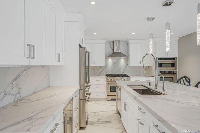 7 Sander Court, Middle Island, NY 11953