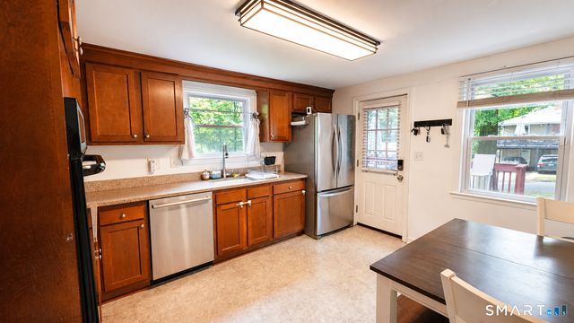 6 Sinclair Street, Windsor, CT 06095