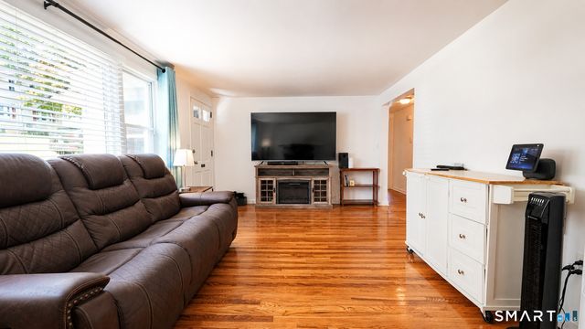 6 Sinclair Street, Windsor, CT 06095