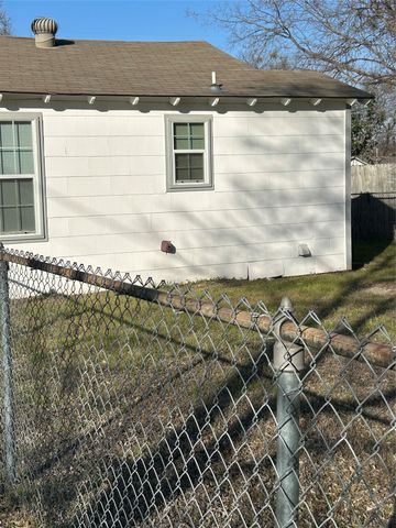 418 Hallvale Drive, White Settlement, TX 76108