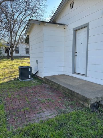 418 Hallvale Drive, White Settlement, TX 76108