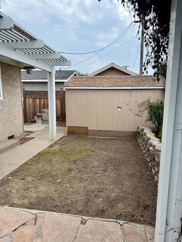 3313 Colonial Dr, Modesto, CA 95350