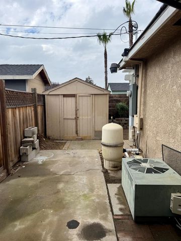 3313 Colonial Dr, Modesto, CA 95350