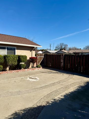 3313 Colonial Dr, Modesto, CA 95350