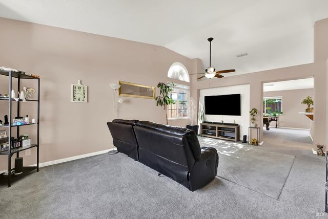 921 Topaz Cir, Vacaville, CA 95687