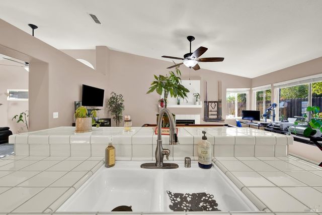 921 Topaz Cir, Vacaville, CA 95687