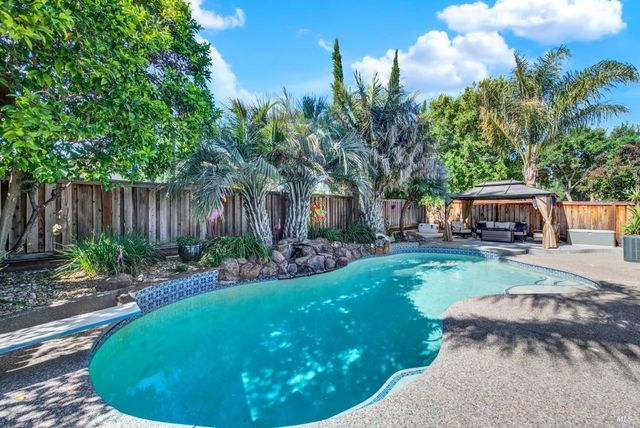 921 Topaz Cir, Vacaville, CA 95687