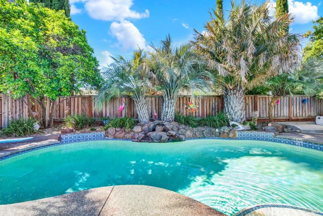 921 Topaz Cir, Vacaville, CA 95687