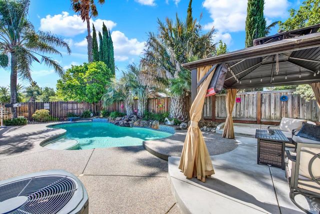 921 Topaz Cir, Vacaville, CA 95687