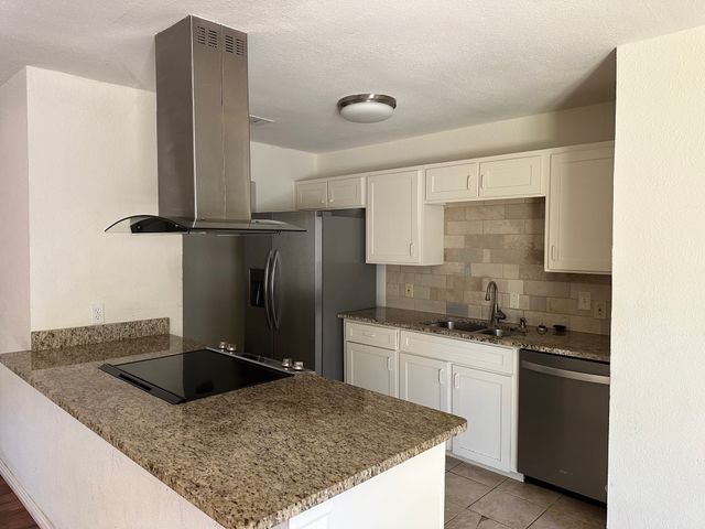 702 Meadowview Drive, Mansfield, TX 76063