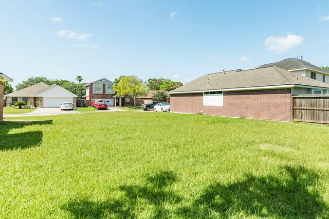 105 Cacao Street, Lake Jackson, TX 77566