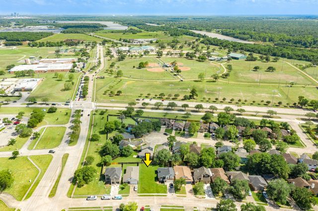 105 Cacao Street, Lake Jackson, TX 77566