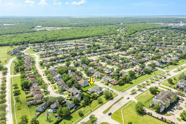 105 Cacao Street, Lake Jackson, TX 77566