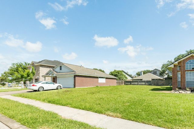 105 Cacao Street, Lake Jackson, TX 77566