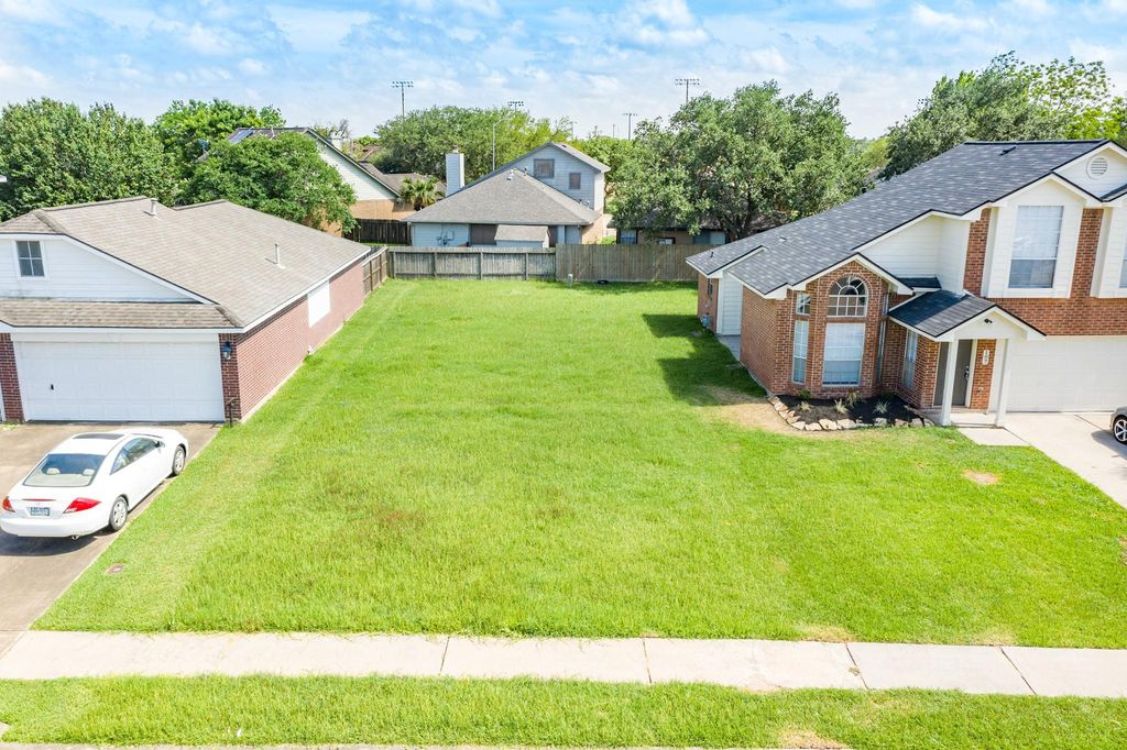 105 Cacao Street, Lake Jackson, TX 77566