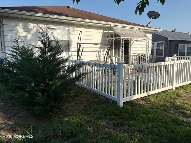 23 Spanish Wells Street, Toms River, NJ 08757