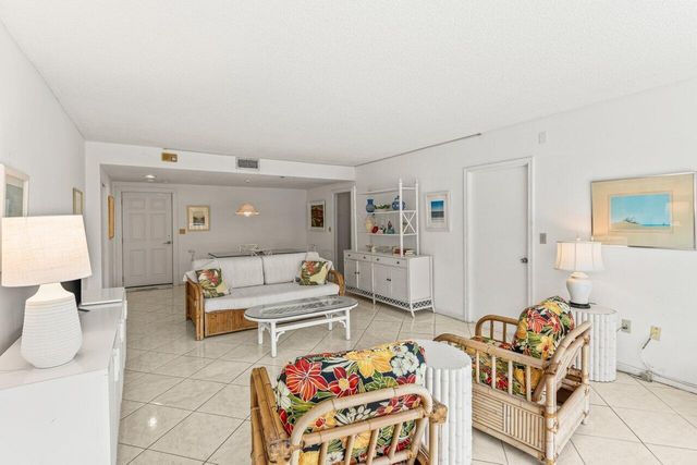 2774 S Ocean Boulevard 206, Palm Beach, FL 33480