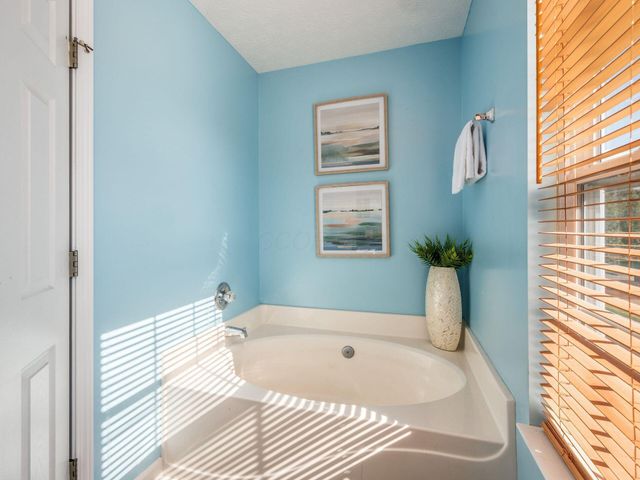 4638 Thornoak Drive, Grove City, OH 43123