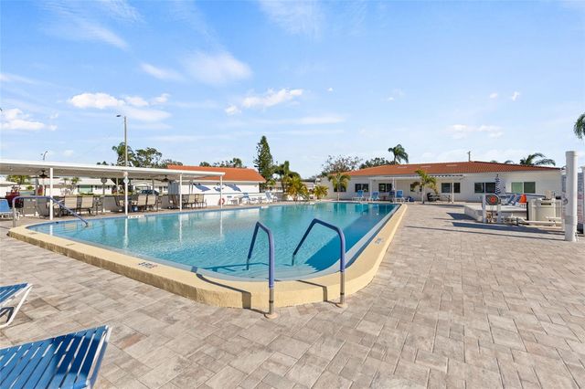 9785 MAINLANDS BOULEVARD W 1-B, Pinellas Park, FL 33782