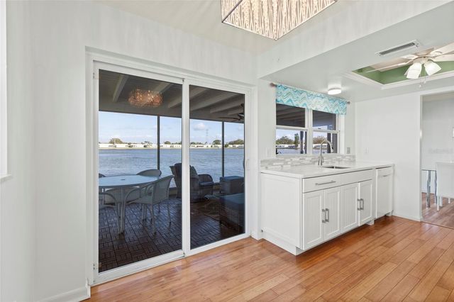 9785 MAINLANDS BOULEVARD W 1-B, Pinellas Park, FL 33782