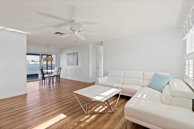 9785 MAINLANDS BOULEVARD W 1-B, Pinellas Park, FL 33782