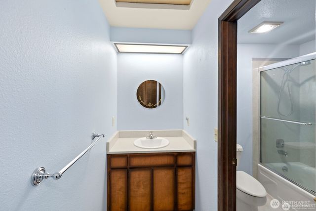 7821 East Side Drive NE, Tacoma, WA 98422