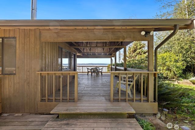 7821 East Side Drive NE, Tacoma, WA 98422