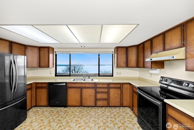 7821 East Side Drive NE, Tacoma, WA 98422