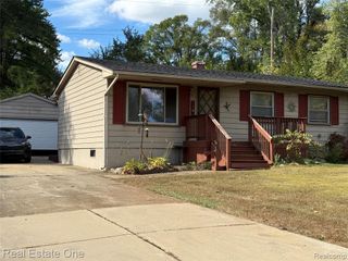 1590 Maddox Street, West Bloomfield, MI 48324