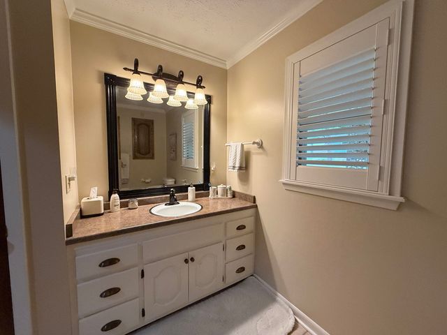 9 Keosauqua Drive, Cherokee Village, AR 72529