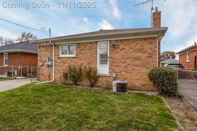 18258 Empire Avenue, Eastpointe, MI 48021