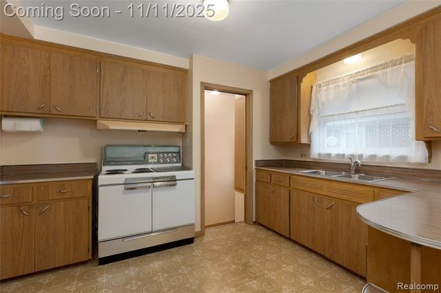 18258 Empire Avenue, Eastpointe, MI 48021