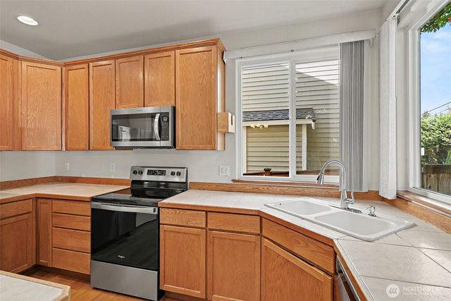7530 NE 204th Place, Kenmore, WA 98028