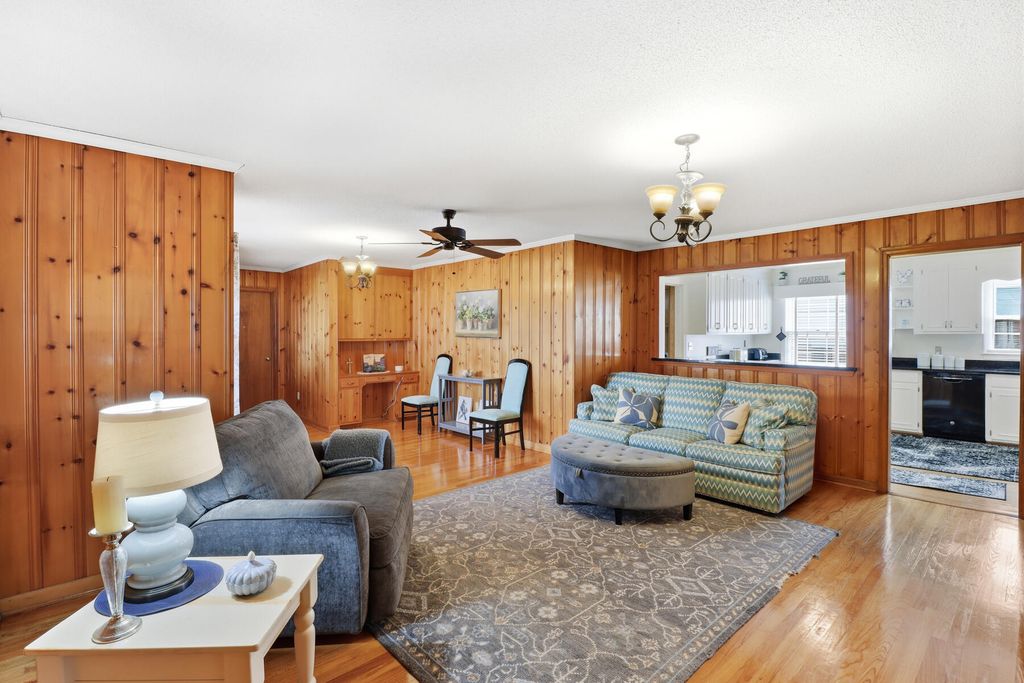 Image 10 of property listing at 319 E Hampton Street, Elloree, SC 29047