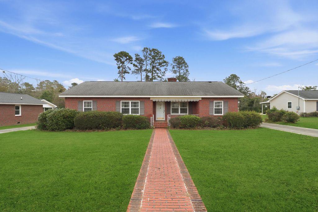 Image 2 of property listing at 319 E Hampton Street, Elloree, SC 29047