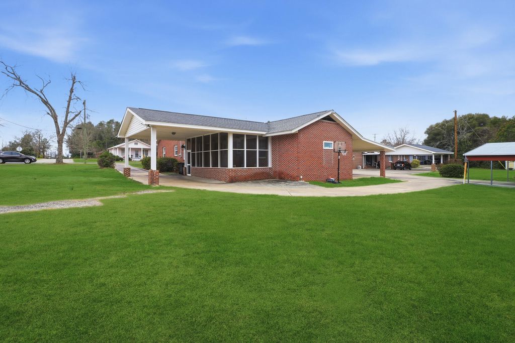 Image 34 of property listing at 319 E Hampton Street, Elloree, SC 29047