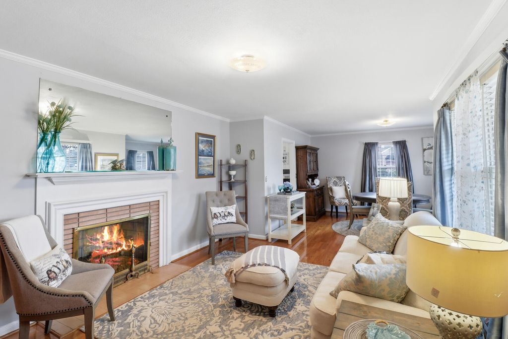 Image 6 of property listing at 319 E Hampton Street, Elloree, SC 29047