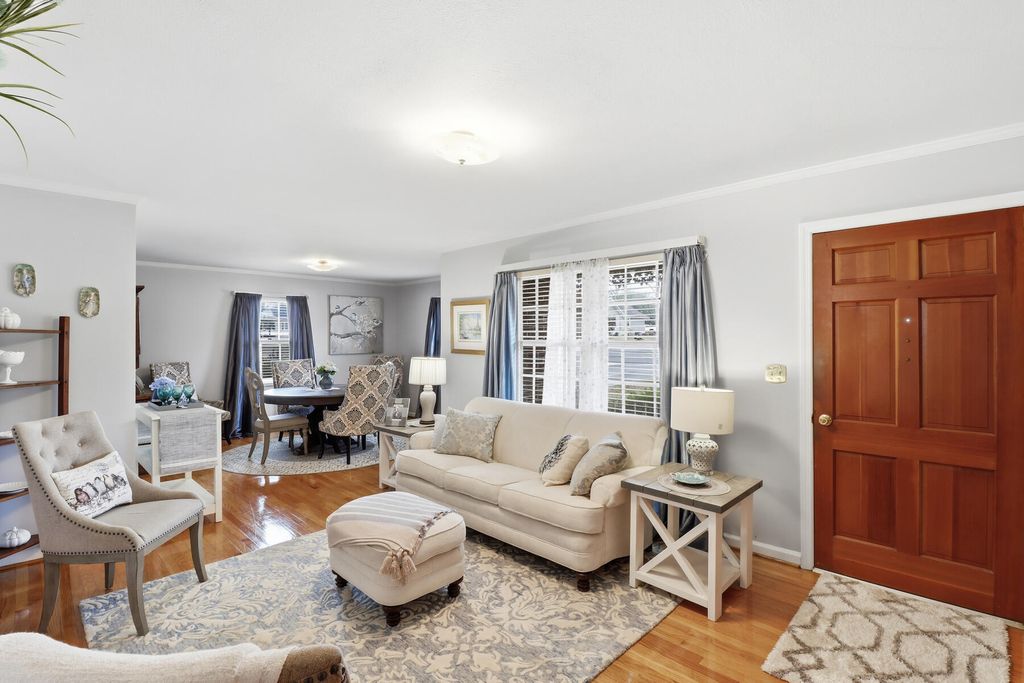 Image 7 of property listing at 319 E Hampton Street, Elloree, SC 29047