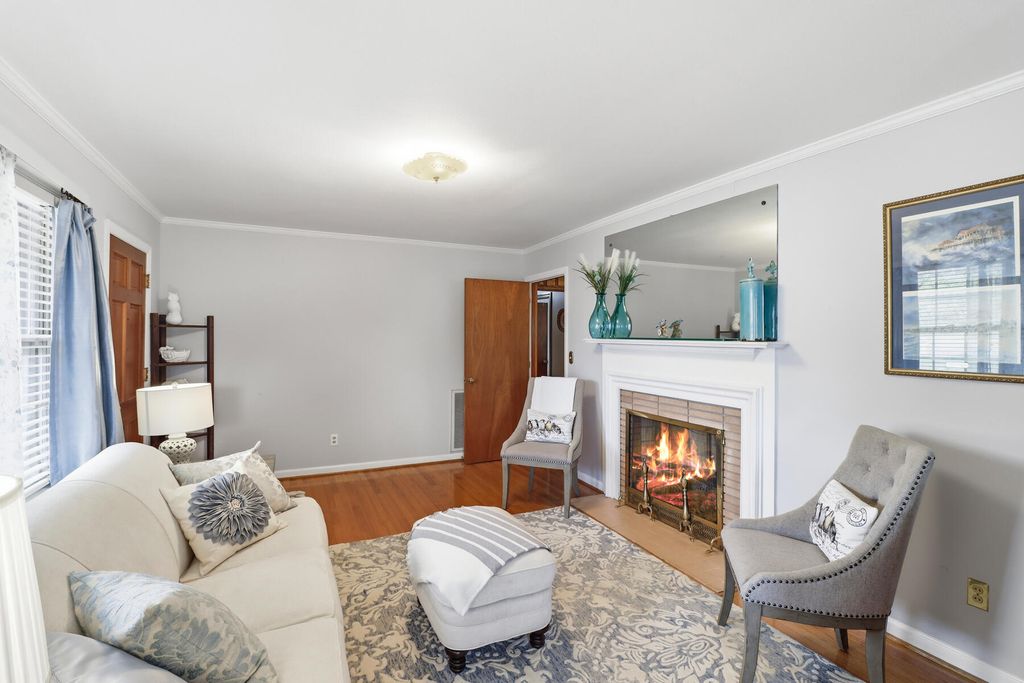 Image 8 of property listing at 319 E Hampton Street, Elloree, SC 29047