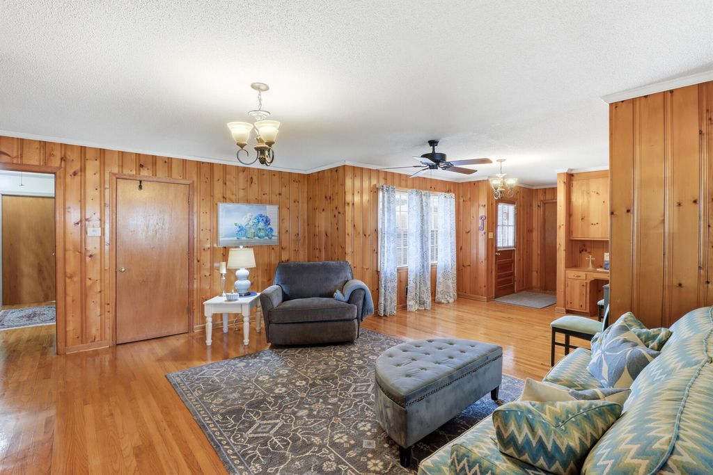 Image 9 of property listing at 319 E Hampton Street, Elloree, SC 29047