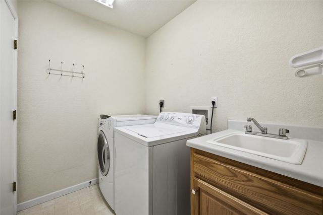 3250 Sunburst Avenue, Marion, IA 52302