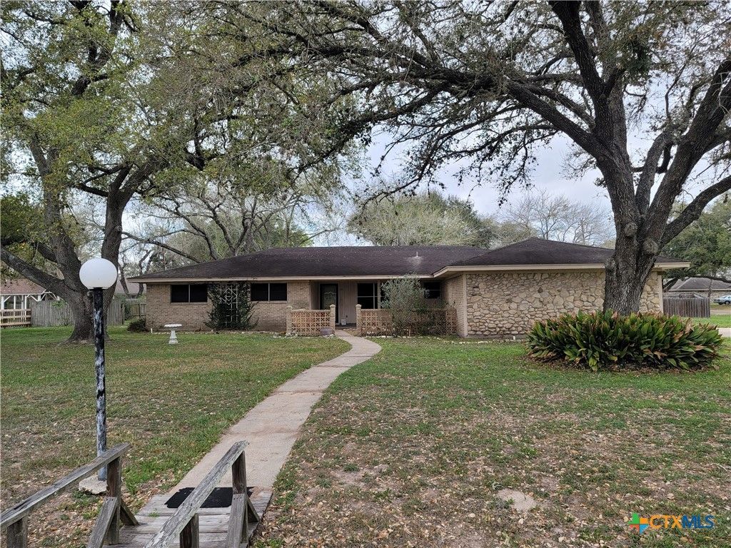 1006 Blyth Road, Victoria, TX 77904