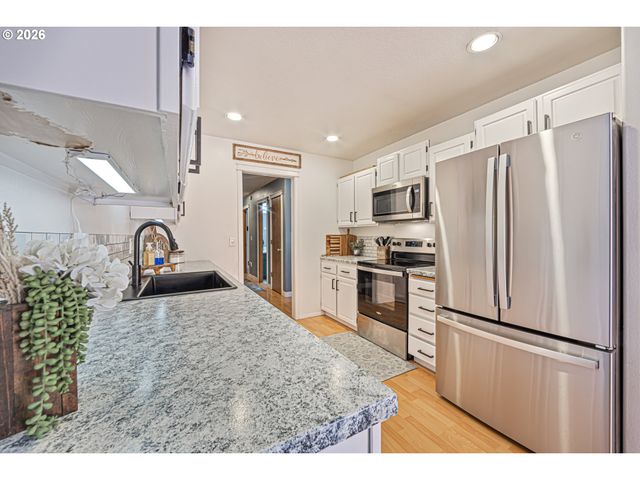15935 WOODCHIP Ln, La Pine, OR 97739
