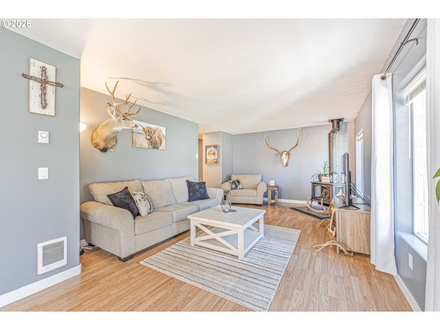 15935 WOODCHIP Ln, La Pine, OR 97739