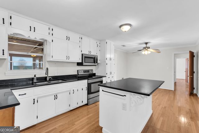 5563 Pine Street, Lula, GA 30554